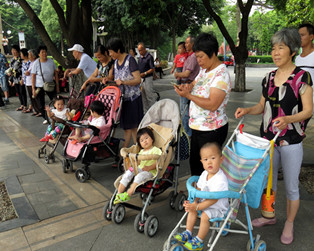 含飴弄孫，幸福生活的另一種模樣。（順德城市網(wǎng)網(wǎng)友“依然滄海”攝）