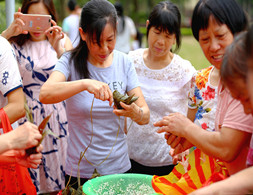 粽葉飄香～同一小區，同為一家人，一起歡樂過節。（順德城市網網友“從零開始2017”攝）