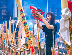 龍潭龍母誕，虔誠祭拜，祈佑平安！（順德城市網網友“見佛聞山”攝）
