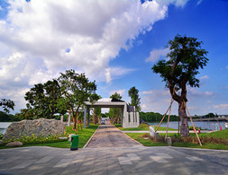 改造中的順峰山公園南門片區，碰上夏日的天藍和白云，醉人。（順德城市網網友“零國度”攝）