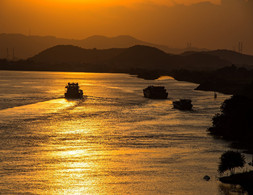 夕陽西下，貨船歸航。（順德城市網網友“全哥仔”攝）
