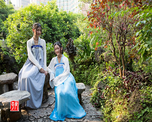 身著漢服的溫婉女子與清暉園相得益彰，更顯嶺南風韻。（順德城市網網友“梁平凡”攝）
