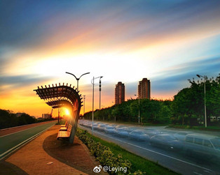 一邊看車水馬龍的喧囂，一邊看流光溢彩的晚霞。（順德城市網(wǎng)網(wǎng)友“Leying”攝）

