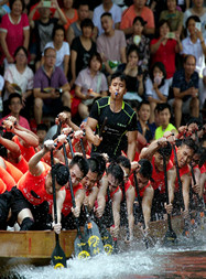 鼓聲響起，船槳劃起，龍舟走起！（順德城市網(wǎng)網(wǎng)友“無法無天”攝）