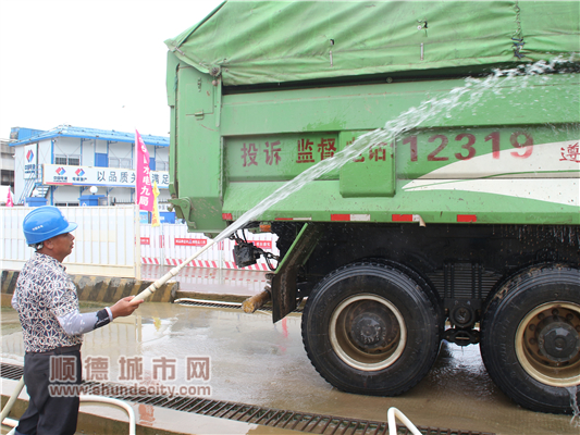 壹周順德：可監(jiān)控速度？新型環(huán)保渣土車666