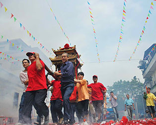 2014民俗活動即將啟動，吃生菜祈福，燒大炮感恩，你準備好了？（“田野№☆2”攝）