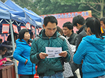 2014均安招聘會——正值招聘季，求職者穿梭于招聘會之間，認真的尋覓心中的好工作！（網友“田野№☆2”攝）
