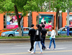 生命誠可貴，切勿橫穿馬路；遵紀守法，文明出行！（網友“五個輪”攝）