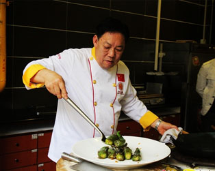 “食在廣州，廚出鳳城”——領(lǐng)略名廚專業(yè)的風(fēng)采！（網(wǎng)友“孤單背影”攝）