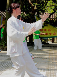 吃粽子，耍太極，過端午，以傳統(tǒng)慶賀傳統(tǒng)，你感受到濃濃的節(jié)日味兒了嗎？（網(wǎng)友“梅山飛哥”）