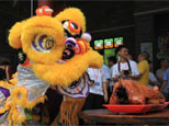 在順德，每逢喜慶的日子必定少不了燒豬和醒獅，而這些傳統(tǒng)習(xí)俗被順德人很好地保留了下來。