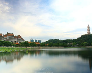 亞洲最大的公園牌坊就是順峰山公園的標(biāo)志，穩(wěn)穩(wěn)的坐落在清澈如鏡的湖水邊，莊嚴(yán)、大氣！網(wǎng)友85917307