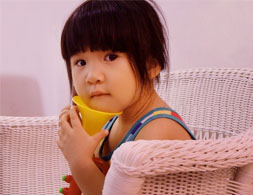 孩子的純真從眼睛里透視出這個世界在她們心中的美好，希望能一直如此。順德城市網網友生命力攝