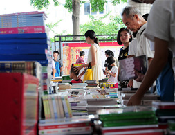 書籍海洋，幽幽書香，知識的世界沒有界限，此刻你我平等——只是學子。順德城市網網友“三葉楓”攝