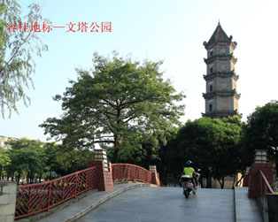 文塔公園聳立在一片綠意中，清新自然。且行且欣賞，亦是人生快事！網友“雕刻時光”攝

