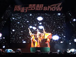 精彩絕倫的表演，夢幻般的場景，在這個放飛夢想的舞臺上，自信、勇敢飛翔！網友“生哥哥”攝
