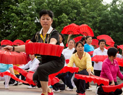 一把紅扇舞出老年的風(fēng)采，曬出對(duì)生活的熱愛。中國(guó)紅，夕陽(yáng)紅！網(wǎng)友“yesir”攝