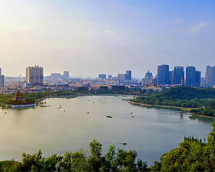 高處俯瞰這座城市，滿眼的綠意環繞，恰似那一座座拔地高樓，盡顯發展的勃勃生機。網友“wenyijune”攝
