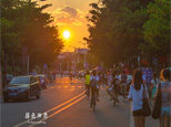 夕陽光暈灑落鳳城，籠罩著熙熙攘攘的歸家之人。寒冷的冬天，一起回憶夏天溫暖的感覺。網友“火玄散人”攝