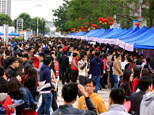 順峰山公園招聘會上人山人海，日益嚴峻的就業壓力同普遍招工難的矛盾，順德又該如何應對？網友“梅山飛哥”攝