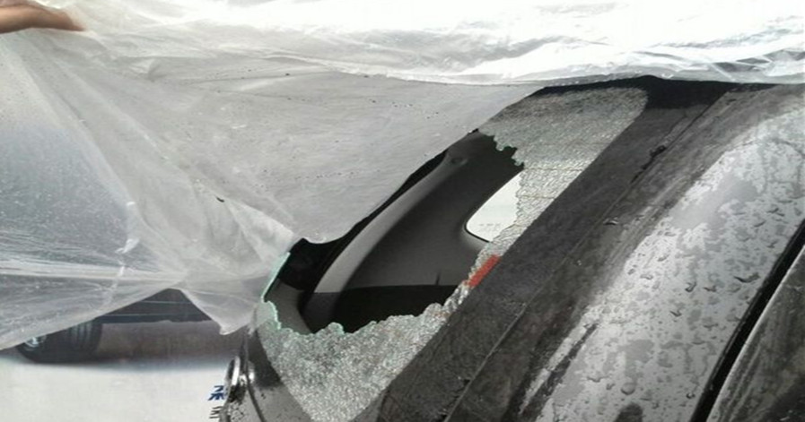 “這真的不是開玩笑的！”冰雹將小車的玻璃擊碎（網友供圖）