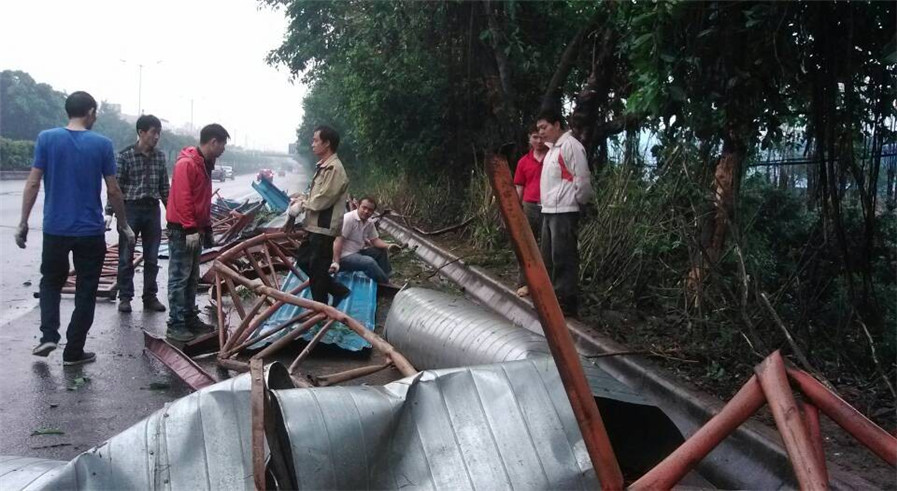 325國道上涌路段，大量鐵架及工廠頂棚，被風刮過國道，落在路的另一邊
