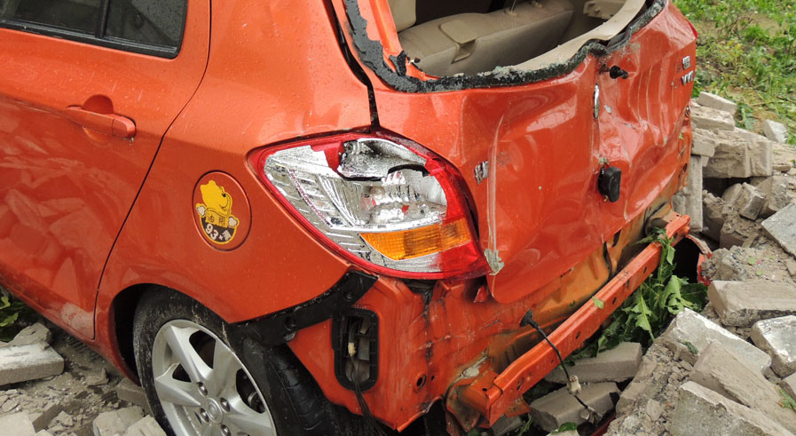 車窗玻璃碎了，零件也掉了不少