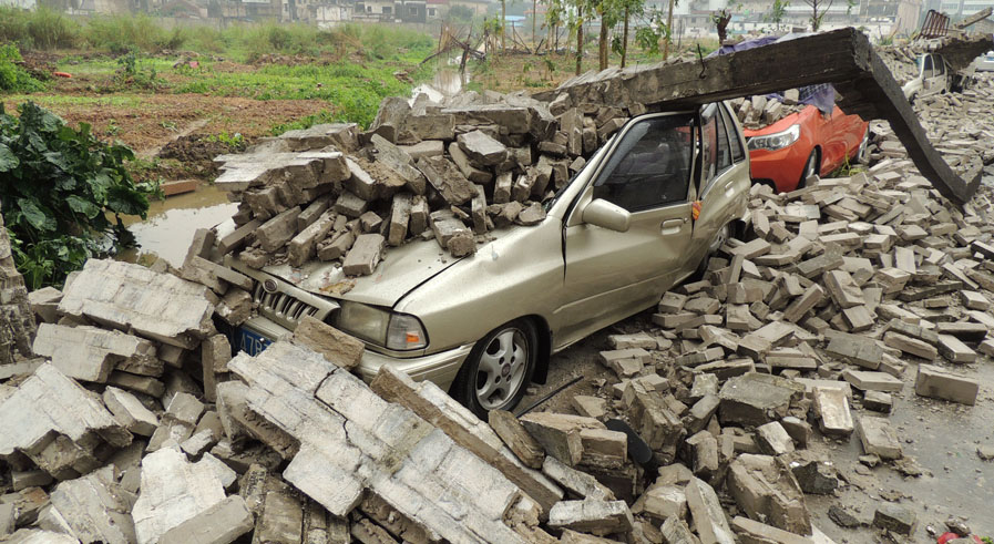 倫教南苑中路一圍墻倒塌，車輛被磚塊“淹沒”