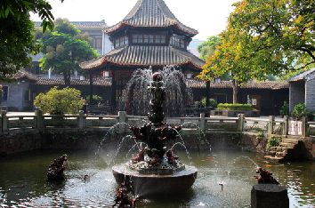 珠龍吐水絲毫不見躁動之相，反顯出一種閑淡悠然的境界。