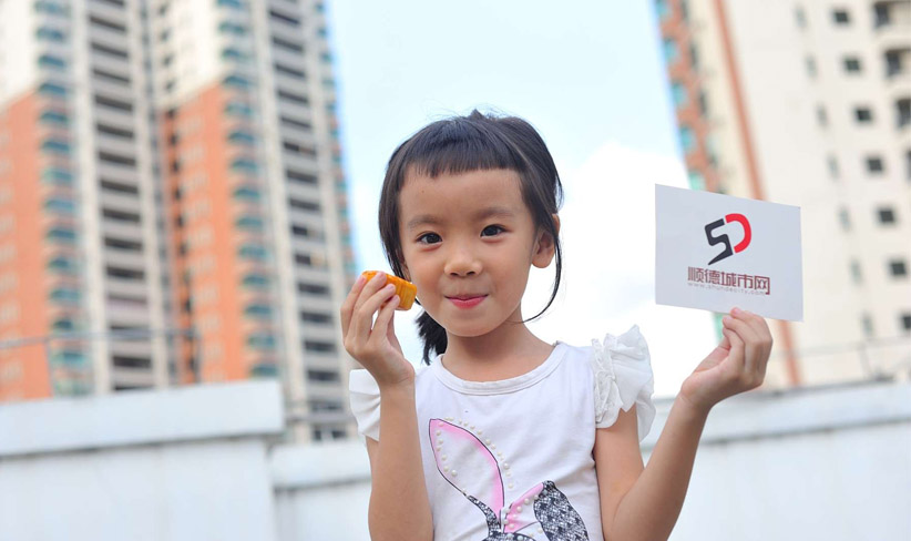 “爸爸，草莓月餅是誰送的？”，“順德城市網(wǎng)”。“哇，他們太厲害了”（順德城市網(wǎng)網(wǎng)友“田野№☆2”攝）