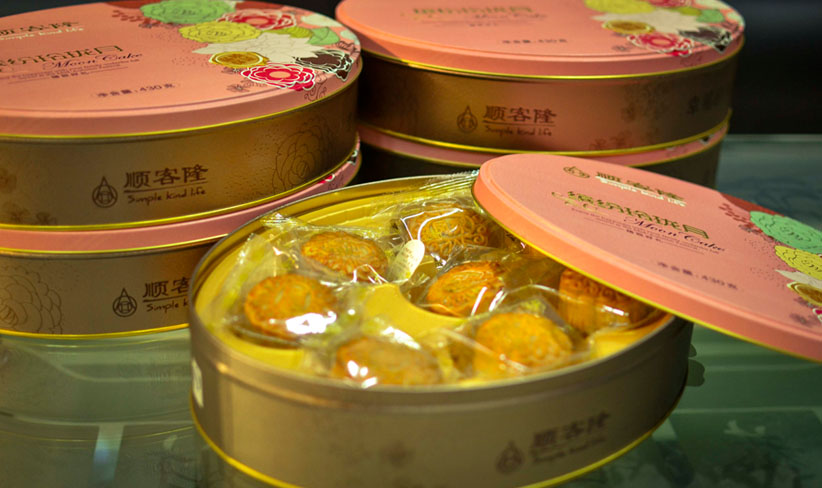 月餅盒中放入了一份份思念和祝福。（順德城市網(wǎng)見習(xí)記者方光輝攝）