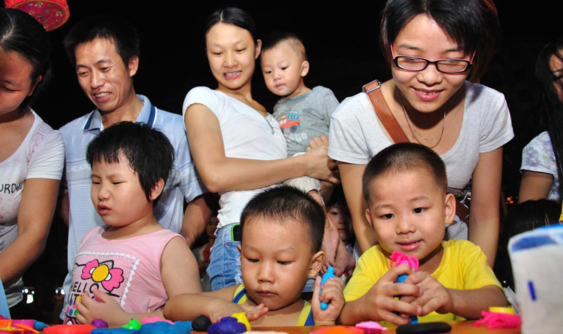 人月兩團(tuán)圓的中秋佳節(jié)，家庭與孩子間的互動(dòng)也不能少呢。（順德城市網(wǎng)網(wǎng)友“田野№☆2”攝）