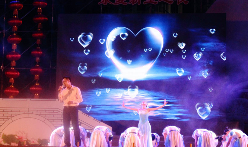 唯美的表演，更加襯托這詩意的中秋之夜（順德城市網(wǎng)網(wǎng)友“梅山飛哥”攝）