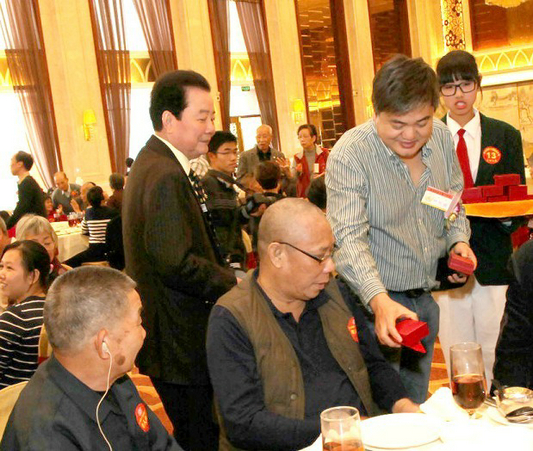 杏壇：旅港老鄉親回家相聚，忘不了家鄉的人