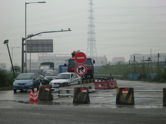 道路施工封閉　車主為省事集體逆行