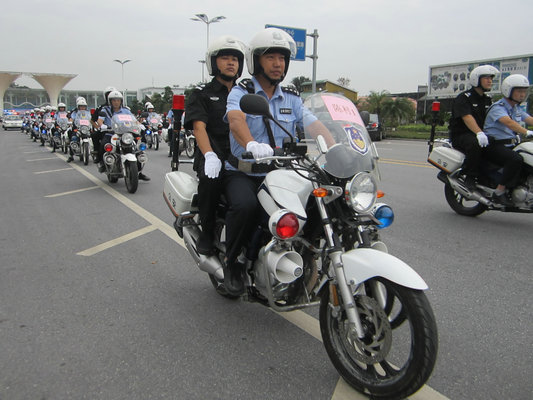 千名巡防隊員走上街頭，創平安陳村