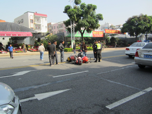 切換車道不減速，摩托車主賠了500塊！
