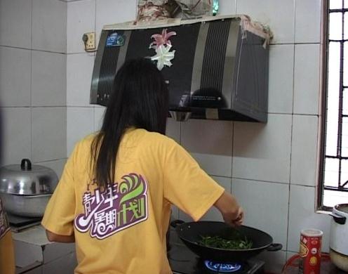 大學(xué)生走進(jìn)廚房，為媽咪買菜煮飯