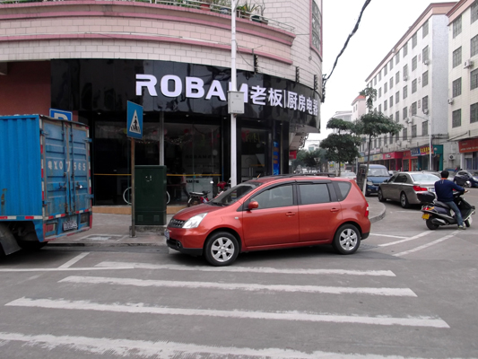 斑馬線上劃停車位，利用有限空間？