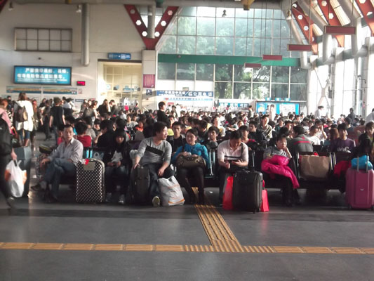 今明兩天將迎客運高峰，客流量同比降三成