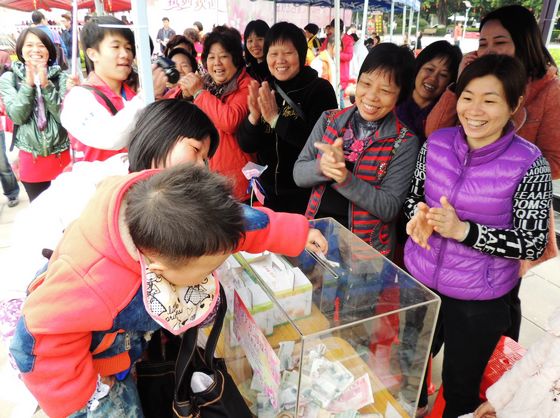 素食飄香愛心涌動，慈善宴籌得善款32萬元