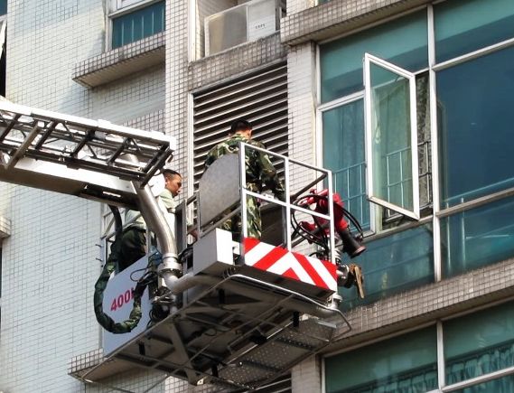 父親下樓丟垃圾，一歲幼童將自己反鎖家中