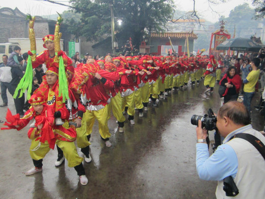 飄色加人龍舞，上演一場雨中的浪漫