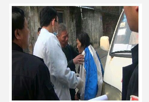52歲阿姨跳河輕生，63歲阿伯“英雄救美”