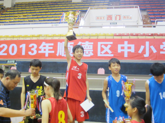 排排座，全區(qū)中小學(xué)生籃球賽昨日頒獎(jiǎng)