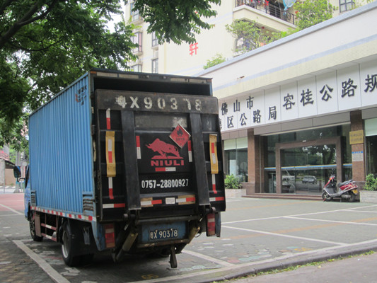 貨車裝載煤氣瓶，成小區的“定時炸彈”？