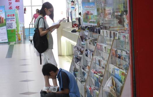 書后的贈品呢？書店：被偷過，取下來了