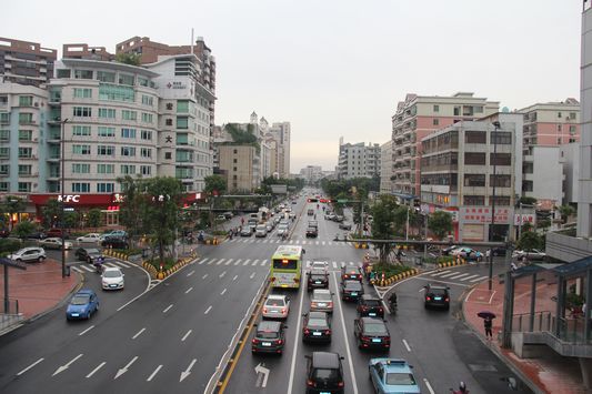 打造四通八達交通網絡，提升改造道路