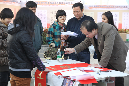 書法家現場揮毫潑墨，600幅揮春免費送市民