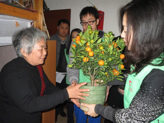 小小年花裝載濃濃的溫情，送給孤寡老人